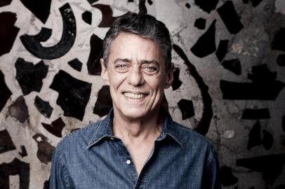 Chico Buarque em imagem de divulgação de seu disco mais recente, também chamado &quot;Chic