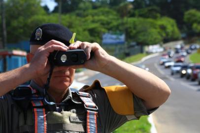  VIAMÃO - RS- BR - 07.12.2018Novo radar da Polícia Rodoviária Estadual.Radar Laser Tech Monóculo TruSpeed.FOTÓGRAFO: TADEU VILANI AGÊNCIARBS Editoria Notícias