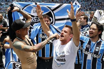  PORTO ALEGRE, RS, BRASIL, 30-11-2017: Torcedores lotam a Arena para comemorar com os jogadores do Grêmio a conquista do tricampeonato da Libertadores da América contra o Lanús, da Argentina. (Foto: Mateus Bruxel / Agência RBS)