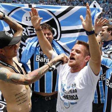  PORTO ALEGRE, RS, BRASIL, 30-11-2017: Torcedores lotam a Arena para comemorar com os jogadores do Grêmio a conquista do tricampeonato da Libertadores da América contra o Lanús, da Argentina. (Foto: Mateus Bruxel / Agência RBS)