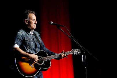 The New York Comedy Festival And The Bob Woodruff Foundation Present The 12th Annual Stand Up For Heroes EventNEW YORK, NY - NOVEMBER 05: Bruce Springsteen performs on stage at The New York Comedy Festival and The Bob Woodruff Foundation present the 12th Annual Stand Up For Heroes event at The Hulu Theater at Madison Square Garden on November 5, 2018 in New York City. Brian Ach/Getty Images for Bob Woodruff Foundation/AFPEditoria: ACELocal: New YorkIndexador: Brian AchFonte: GETTY IMAGES NORTH AMERICAFotógrafo: STR