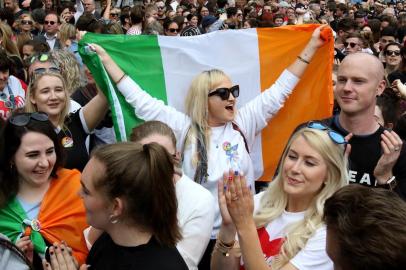  Yes campaigners jubilate as they wait for the official result of the Irish abortion referendum, at Dublin Castle in Dublin on May 26, 2018. - Irish Prime Minister Leo Varadkar  hailed a quiet revolution on Saturday as this traditionally Catholic country looked set to liberalise some of Europes strictest abortion laws in a historic landslide referendum vote. (Photo by Paul FAITH / AFP)Editoria: POLLocal: DublinIndexador: PAUL FAITHSecao: politics (general)Fonte: AFPFotógrafo: STR