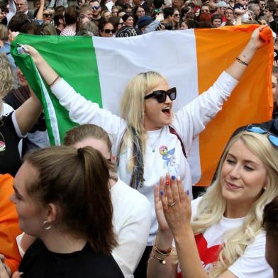  Yes campaigners jubilate as they wait for the official result of the Irish abortion referendum, at Dublin Castle in Dublin on May 26, 2018. - Irish Prime Minister Leo Varadkar  hailed a quiet revolution on Saturday as this traditionally Catholic country looked set to liberalise some of Europes strictest abortion laws in a historic landslide referendum vote. (Photo by Paul FAITH / AFP)Editoria: POLLocal: DublinIndexador: PAUL FAITHSecao: politics (general)Fonte: AFPFotógrafo: STR