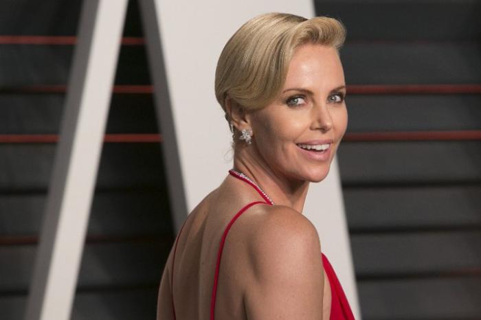 AFP / South African actress Charlize Theron poses as she arrives to the 2016 Vanity Fair Oscar P