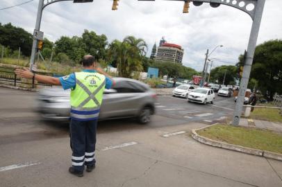  PORTO ALEGRE, RS, BRASIL, 14/12/2018 - Eptc organiza o trânsito no cruzamento entre a Plínio Brasil Milano  e a avenida dom Pedro I, onde sinaleira estão desligadas. (FOTOGRAFO: CAMILA DOMINGUES / AGENCIA RBS)