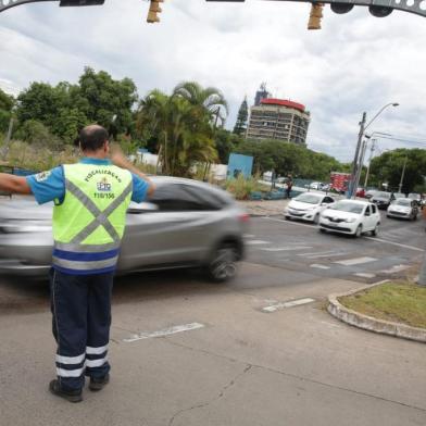  PORTO ALEGRE, RS, BRASIL, 14/12/2018 - Eptc organiza o trânsito no cruzamento entre a Plínio Brasil Milano  e a avenida dom Pedro I, onde sinaleira estão desligadas. (FOTOGRAFO: CAMILA DOMINGUES / AGENCIA RBS)