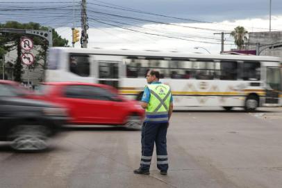  PORTO ALEGRE, RS, BRASIL, 14/12/2018 - Eptc organiza o trânsito no cruzamento entre a Plínio Brasil Milano  e a avenida dom Pedro I, onde sinaleira estão desligadas. (FOTOGRAFO: CAMILA DOMINGUES / AGENCIA RBS)