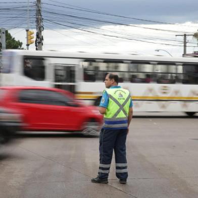  PORTO ALEGRE, RS, BRASIL, 14/12/2018 - Eptc organiza o trânsito no cruzamento entre a Plínio Brasil Milano  e a avenida dom Pedro I, onde sinaleira estão desligadas. (FOTOGRAFO: CAMILA DOMINGUES / AGENCIA RBS)