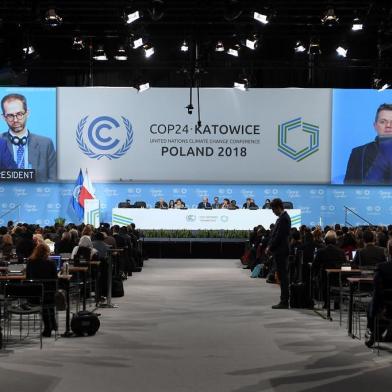  Polish Secretary of State in the Ministry of Environment, Government Plenipotentiary for COP24 Presidency, Michal Kurtyka (on screen) speaks during the inaugural session  at the 24th Conference of the Parties to the United Nations Framework Convention on Climate Change (COP24) summit on December 2, 2018 in Katowice, Poland. - Representatives from nearly 200 countries began crunch UN climate talks in Poland against a backdrop of dire environmental warnings and a call for action against the urgent threats posed by climate change. (Photo by Janek SKARZYNSKI / AFP)Editoria: SCILocal: KatowiceIndexador: JANEK SKARZYNSKISecao: weather scienceFonte: AFPFotógrafo: STF