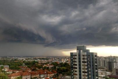 Tarde de abafamento em Porto Alegre, que teve a maior sensação térmica do Brasil na tarde desta sexta-feira, 15 de dezembro de 2018.