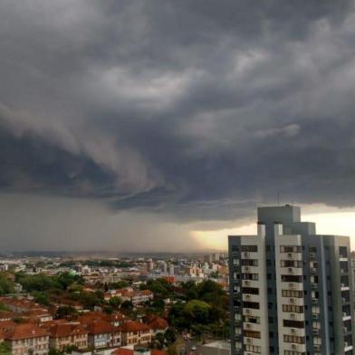 Tarde de abafamento em Porto Alegre, que teve a maior sensação térmica do Brasil na tarde desta sexta-feira, 15 de dezembro de 2018.