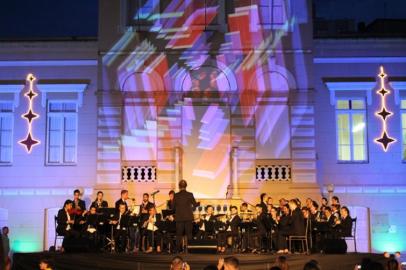 Nesta segunda-feira, 10, o palco da Via Del Vino recebeu a Orquestra El Shaday e a banda instrumental Trebbiano, encantando as cerca de 700 pessoas que prestigiaram e cantaram junto as canções natalinas.O show de luzes e projeções mapeadas no prédio da Prefeitura fecharam a noite dos três dias com chave de ouro, enchendo os olhos de quem passava pelo centro da cidade. A atração encerra nesta quinta-feira, 13, após as 21h.