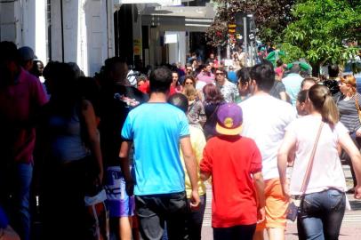  CAXIAS DO SUL, RS, BRASIL (17/12/2016) Comércio Natalino 2016. Reportagem verifica vendas de natal no centro caxiense.    (Roni Rigon/Pioneiro).