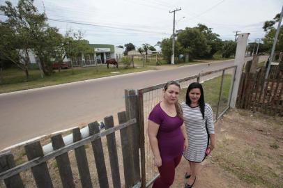  PORTO ALEGRE, RS, BRASIL - 2018.12.12 - Duas médicas de Cuba tentam permanecer em Guaíba depois que o governo cubano chamou de volta os médicos do Mais Médicos. Na foto: Doraysa (de rosa) e Bárbara (vestido listrado) (Foto: ANDRÉ ÁVILA/ Agência RBS)