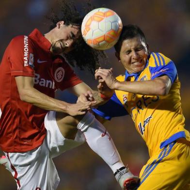  Mexicos Tigres Francisco Torres (R) vies for the ball with Brazils International Valdivia during their Libertadores Cup semi-final second leg football match at the Universitario Stadium in Monterrey, Nuevo Leon State, Mexico on July 22, 2015. AFP PHOTO / ALFREDO ESTRELLAEditoria: SPOLocal: MonterreyIndexador: ALFREDO ESTRELLASecao: SoccerFonte: AFPFotógrafo: STF