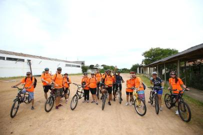  PORTO ALEGRE - BRASIL - Pedalada de inclusão, com ciclistas que são cegos ou têm deficiência visual. A repórter será a Cris Lopes. (FOTO: Lauro Alves)