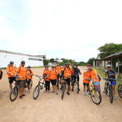  PORTO ALEGRE - BRASIL - Pedalada de inclusão, com ciclistas que são cegos ou têm deficiência visual. A repórter será a Cris Lopes. (FOTO: Lauro Alves)