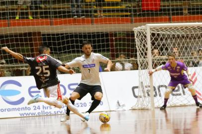 ACBf encara o Atlântico na final da Liga Gaúcha. Na foto, o fixo Marlon (7) e o goleiro Henrique. 