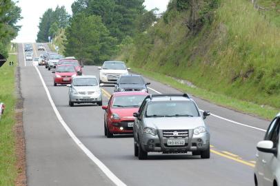  CAXIAS DO SUL, RS, BRASIL 03/01/2016Rota do Sol registra movimento intenso na volta do feriadão de Ano-Novo.Mesmo sem atingir o limite da rodovia, o domingo teve registro de alto fluxo de veículos na Rota do Sol, principalmente no sentido Litoral-Serra. Por volta das 17h30min, um dos picos de movimento, 17 veículos por minuto ingressaram na ERS-486 na saída do litoral, segundo dados da Operação Verão da Brigada Militar. (Felipe Nyland/Agência RBS)Indexador: Felipe Nyland                   