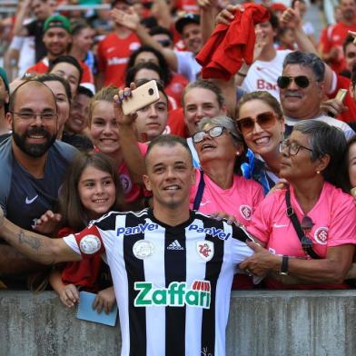  PORTO ALEGRE, RS, BRASIL, 16-12-2018. Lance de Craque, jogo beneficente promovido por DAlessandro no Estádio Beira-Rio. (JEFFERSON BOTEGA/AGÊNCIA RBS)Indexador: Jefferson Botega