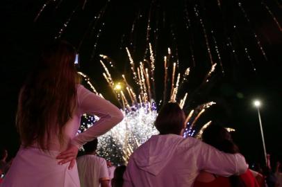  PORTO ALEGRE, RS, BRASIL, 01-01-2016 : Milhares de pessoas comemoraram os últimos momentos de 2015 em Porto Alegre, durante show de fogos de artifício. Foto: André Ávila/Agência RBS, Notícias)