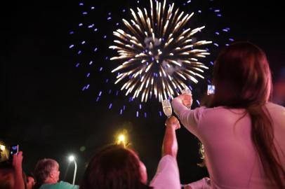  PORTO ALEGRE, RS, BRASIL, 01-01-2016 : Milhares de pessoas comemoraram os últimos momentos de 2015 em Porto Alegre, durante show de fogos de artifício. Foto: André Ávila/Agência RBS, Notícias)