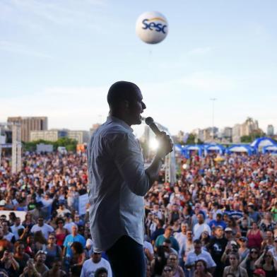  PORTO ALEGRE, RS, BRASIL, 16-12-2018. Natal da Cidadania, ação cívico-social promovida pelo Sistema Fecomércio-RS/Sesc/Senac e Marinha do Brasil em Porto Alegre, reunirá programação gratuita para toda a comunidade, das 9h às 17h, no Anfiteatro Pôr do Sol. Atendimentos em saúde, ações de beleza, lazer, oficinas, atividades culturais, food trucks e brincadeiras para crianças fazem parte da programação. O encerramento com show de Diogo Nogueira. (FÉLIX ZUCCO/AGÊNCIA RBS)