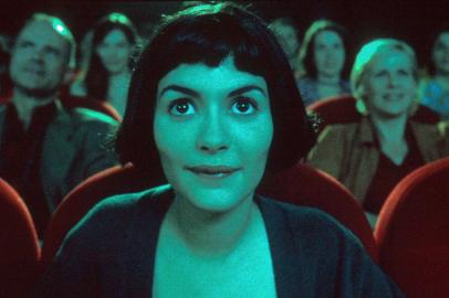 Filme O fabuloso destino de Amélie Poulain com Audrey Tatou.#PÁGINA:1#EDIÇÃO:2ªNão veio.TAUTOUFrench actress Audrey Tautou watches a movie in a scene from French director Jean-Pierre Jeunets Amelie. Frances imaginative romantic comedy Amelie has collected a record 13 nominations for the Cesar awards, event organizers said Monday, Feb. 4, 2002. Already the top-grossing French film ever in the United States, Amelie is also expected to be a leading candidate for best foreign film honors at the Oscars on March 24.(AP Photo/Bruno Calvo/Miramax Zoe, HO)#PÁGINA: 1 Fonte: AP Fotógrafo: Bruno Calvo