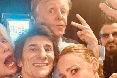 Paul McCartney, Ringo Starr e Ron Wood posam para selfie