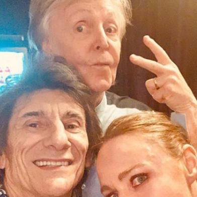 Paul McCartney, Ringo Starr e Ron Wood posam para selfie