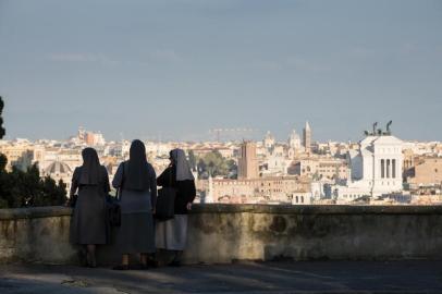 A view of Rome from Janiculum Hill.UNDATED -- BC-TRAVEL-TIMES-36-ROME-ART-NYTSF â A view of Rome from Janiculum Hill. For all its imperial and papal pomp and circumstance, Rome at heart is a beautiful child â raucous, dreamy, secretive, a touch spoiled, by turns exasperating and enchanting. The child is on its best behavior during âle festeâ â the winter holidays. High season crowds thin, and dazzling light displays and slanting sunbeams compensate for the short days. Todayâs Rome is a paradoxical place: even as many historic neighborhoods fall to mass-touristic homogeneity, outlying districts are becoming more vibrant and varied. (CREDIT: Susan Wright/The New York Times) -- ONLY FOR USE WITH ARTICLE SLUGGED -- BC-TRAVEL-TIMES-36-ROME-ART-NYTSF -- OTHER USE PROHIBITEDEditoria: TRALocal: RomeIndexador: Susan WrightFonte: NYTNSFotógrafo: STR