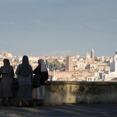 A view of Rome from Janiculum Hill.UNDATED -- BC-TRAVEL-TIMES-36-ROME-ART-NYTSF â A view of Rome from Janiculum Hill. For all its imperial and papal pomp and circumstance, Rome at heart is a beautiful child â raucous, dreamy, secretive, a touch spoiled, by turns exasperating and enchanting. The child is on its best behavior during âle festeâ â the winter holidays. High season crowds thin, and dazzling light displays and slanting sunbeams compensate for the short days. Todayâs Rome is a paradoxical place: even as many historic neighborhoods fall to mass-touristic homogeneity, outlying districts are becoming more vibrant and varied. (CREDIT: Susan Wright/The New York Times) -- ONLY FOR USE WITH ARTICLE SLUGGED -- BC-TRAVEL-TIMES-36-ROME-ART-NYTSF -- OTHER USE PROHIBITEDEditoria: TRALocal: RomeIndexador: Susan WrightFonte: NYTNSFotógrafo: STR