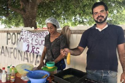 Os venezuelanos Birvânia de Lanz, 53 anos, e Jesus Lanz, 31, vendem pastel na calçada em Boa Vista