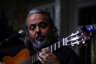  PORTO ALEGRE, RS, BRASIL, 07/12/2018: Demétrio Xavier apresenta as delicadas canções do disco Cantos do Sul no Café Fon FonIndexador: ISADORA NEUMANN