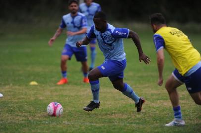  CAXIAS DO SUL, RS, BRASIL, 14/12/2018 - Equipe da Ser Caxias treina para jogo de terça feira. NA FOTO: atacante Bruno Alves. (Marcelo Casagrande/Agência RBS)