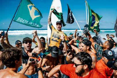 Billabong Pipe Masters 2018Gabriel Medina of Brazil won the world title in Heat 1 of the Semifinals at the Billabong Pipe Masters at Pipeline, Oahu, Hawaii.Editoria: EdiLocal: Banzai Pipeline, OahuIndexador: Ed SloaneSecao: EditorialFonte: www.worldsurfleague.comFotógrafo: Photographer