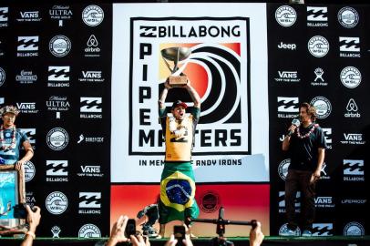 Billabong Pipe Masters 2018Gabriel Medina of Brazil accepting his prize at the Billabong Pipe Masters prizegiving ceremony at Pipeline, Oahu, Hawaii.Editoria: EdiLocal: Banzai Pipeline, OahuIndexador: Ed SloaneSecao: EditorialFonte: www.worldsurfleague.comFotógrafo: Photographer