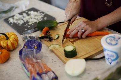 Lauren Hills prepares a meal at her home in Wilmington, N.C.Lauren and Brandon Hill prepare a lasagna dinner at their home in Wilmington, N.C., Oct. 21, 2018. The couple now have a child, something they never could have imagined before Lauren Hill was treated for an eating disorder. Brandon Hill also went to therapy, so he could learn how best to support his wife. (Eamon Queeney/The New York Times)Editoria: ALocal: WILMINGTONIndexador: EAMON QUEENEYFonte: NYTNSFotógrafo: STR