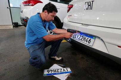  PORTO ALEGRE, RS, BRASIL, 18/12/2018 - Primeiras placas no padrão Mercosul sendo confeccionadas.(FOTOGRAFO: FERNANDO GOMES / AGENCIA RBS)