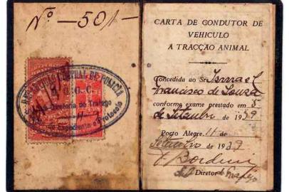  Habilitação para carroça. Carta de condutor de veículo de tração animal do sr.Ismael Francisco de Souza, expedida em setembro de 1939.