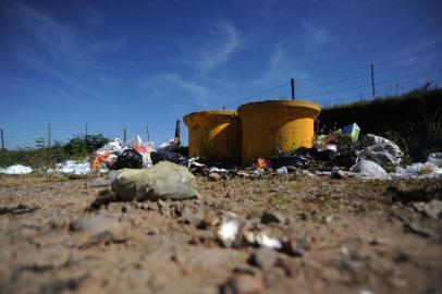  CAXIAS DO SUL, RS, BRASIL 11/12/2018Comunidades do interior reclamam de pouca frequência na coleta do lixo. Fomos a Fazenda Souza, Vila Oliva e Santa Lúcia do Piaí e encontramos lixeiras comunitárias lotadas, algumas transbordando e outras com indícios de que os resíduos há tempos não são coletados. (Felipe Nyland/Agência RBS)