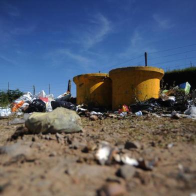  CAXIAS DO SUL, RS, BRASIL 11/12/2018Comunidades do interior reclamam de pouca frequência na coleta do lixo. Fomos a Fazenda Souza, Vila Oliva e Santa Lúcia do Piaí e encontramos lixeiras comunitárias lotadas, algumas transbordando e outras com indícios de que os resíduos há tempos não são coletados. (Felipe Nyland/Agência RBS)