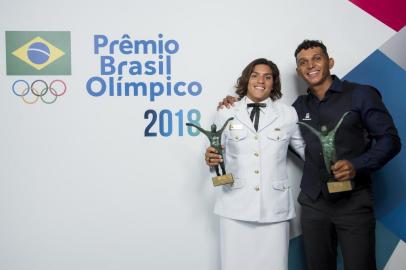 RIO DE JANEIRO - 18/12/2018 - PREMIO BRASIL OLIMPICO - Teatro Bradesco - Melhor atleta Feminino e Masculino do ano  - na foto esq-dir: ANA MARCELA CUNHA da Maratona aquÃ¡tica e ISAQUIAS QUEIROZ da Canoagem Velocidade - Foto: Alexandre Loureiro/COB