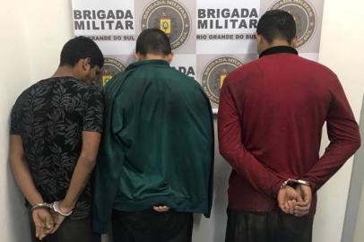 Três homens foram presos em Caxias do Sul no final da tarde desta terça-feira (18). De acordo com a Brigada Militar, os capturados de 25, 30 e 32 anos eram foragidos do sistema prisional do Pará, no norte do país. 