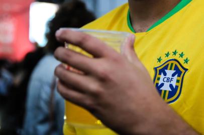  Brasil joga contra a Suíça na primeira fase da Copa do Mundo de 2018. O empate surtiu diversas emoções no público que foi até a Beira-Mar Norte, em Florianópolis, para assistir ao jogo. Na foto: Alisson Garcia Model aproveita a tarde de domingo para beber e assistir ao jogo do Brasil. (FOTO: TIAGO GHIZONI/DIÁRIO CATARINENSE - FLORIANÓPOLIS, SANTA CATARINA, BRASIL - 17/06/2018)