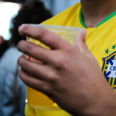  Brasil joga contra a Suíça na primeira fase da Copa do Mundo de 2018. O empate surtiu diversas emoções no público que foi até a Beira-Mar Norte, em Florianópolis, para assistir ao jogo. Na foto: Alisson Garcia Model aproveita a tarde de domingo para beber e assistir ao jogo do Brasil. (FOTO: TIAGO GHIZONI/DIÁRIO CATARINENSE - FLORIANÓPOLIS, SANTA CATARINA, BRASIL - 17/06/2018)