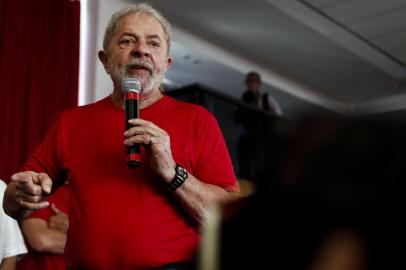  SÃO BERNARDO DO CAMPO, SP, BRASIL, 24/01/2018. O ex-presidente Luiz Inácio Lula da Silva se reúne com militantes e discursa no Sindicato dos Metalúrgicos de São Bernardo do Campo, no ABC Paulista, nesta quarta-feira (24), onde acompanha o julgamento do recurso de segunda instância no TRF4, em Porto Alegre (RS), contra a condenação imposta a ele pelo juiz federal Sérgio Moro no caso do tríplex no Guarujá.Former Brazilian president Luiz Inacio Lula da Silva speaks during a rally with supporters at the Metallurgical Union, in Sao Bernardo do Campo, Sao Paulo state, Brazil on January 24, 2018.An appeals court in Brazil convened Wednesday to issue a ruling critical to former president Luiz Inacio Lula da Silvas hopes of standing for election again this year. The three-judge panel is to rule on an appeal by the hugely popular leftist icon against a corruption conviction in Brazils sprawling Car Wash graft scandal. / AFP PHOTO / Miguel SCHINCARIOLEditoria: POLLocal: São Bernardo do CampoIndexador: MIGUEL SCHINCARIOLSecao: corporate crimeFonte: AFPFotógrafo: STR