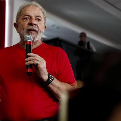  SÃO BERNARDO DO CAMPO, SP, BRASIL, 24/01/2018. O ex-presidente Luiz Inácio Lula da Silva se reúne com militantes e discursa no Sindicato dos Metalúrgicos de São Bernardo do Campo, no ABC Paulista, nesta quarta-feira (24), onde acompanha o julgamento do recurso de segunda instância no TRF4, em Porto Alegre (RS), contra a condenação imposta a ele pelo juiz federal Sérgio Moro no caso do tríplex no Guarujá.Former Brazilian president Luiz Inacio Lula da Silva speaks during a rally with supporters at the Metallurgical Union, in Sao Bernardo do Campo, Sao Paulo state, Brazil on January 24, 2018.An appeals court in Brazil convened Wednesday to issue a ruling critical to former president Luiz Inacio Lula da Silvas hopes of standing for election again this year. The three-judge panel is to rule on an appeal by the hugely popular leftist icon against a corruption conviction in Brazils sprawling Car Wash graft scandal. / AFP PHOTO / Miguel SCHINCARIOLEditoria: POLLocal: São Bernardo do CampoIndexador: MIGUEL SCHINCARIOLSecao: corporate crimeFonte: AFPFotógrafo: STR