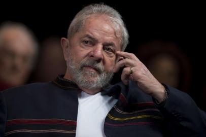  Former Brazilian president Luiz Inacio Lula da Silva reacts during a meeting with intellectuals at Oi Casa Grande Theater in Rio de Janeiro, Brazil, on January 16, 2018.  / AFP PHOTO / MAURO PIMENTELEditoria: POLLocal: Rio de JaneiroIndexador: MAURO PIMENTELSecao: political candidatesFonte: AFPFotógrafo: STF