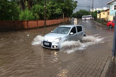 Chuva provoca alagamento em pontos da cidade